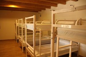 拉斯赫勒里亚斯Casa Lixa Hotel Rural Albergue的一间设有一张双层床的房间