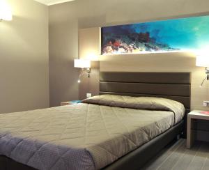 阿尔盖罗阿尔玛迪阿尔盖罗酒店的一间卧室配有一张壁画床