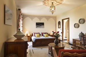 索维拉夸塔别墅酒店的客厅配有床和沙发