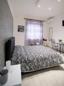 科莫IL MELOGRANO HOLIDAY COMO的一间卧室,卧室内配有斑马印花床
