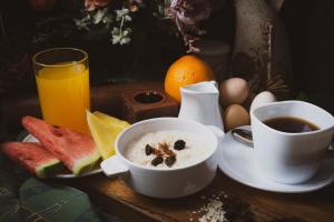 宿务艾丽西亚公寓式酒店的包括一碗谷物和一杯咖啡及水果的早餐桌