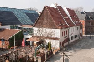 茨维考阿尔特慕泽旅馆的城镇中一些有棕色屋顶的建筑
