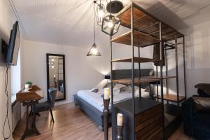 特里尔尼格拉城门酒店的一间带双层床的卧室和一间客厅