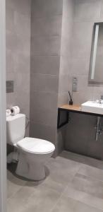 Zbruch Palace Hotel的浴室配有白色卫生间和盥洗盆。