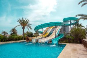 米多恩Fiesta Beach Djerba的度假村游泳池的水滑梯