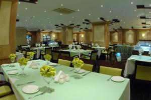 Al Muntazah Plaza Hotel餐厅或其他用餐的地方