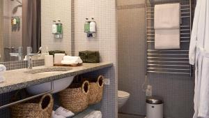 哥本哈根Charlottehaven的一间带水槽和卫生间的浴室