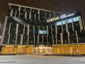 布雷斯特Бутик-отель Status的雪上标有标志的建筑