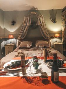 奥斯特坎普Hoeve Westdijk的配有一张带酒杯桌子的床的房间