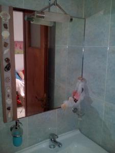 埃尔莫波利斯maria's rooms syros的一间带水槽和镜子的浴室