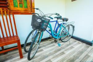 蒂瑟默哈拉默Yala New Nehansa Resort的一辆蓝色自行车停在椅子旁边的房间里