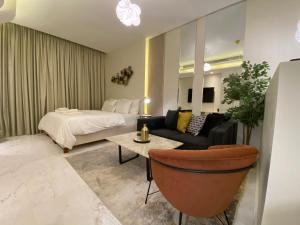 麦纳麦Bahrain bay studio的酒店客房,配有床和沙发