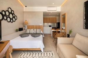 罗希姆诺Petalo Suites的一间卧室设有一张床和一间客厅。