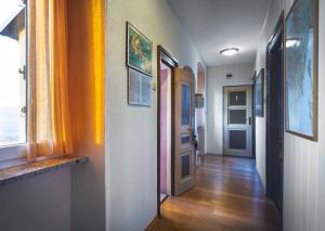 莫托文Guest House Nena的走廊上设有橙色窗帘和门