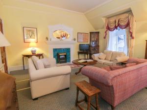巴拉特Braeriach - Mar Lodge Estate的客厅设有两张沙发和一个壁炉