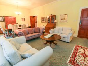 巴拉特Braeriach - Mar Lodge Estate的带沙发和桌子的客厅