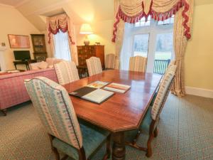 巴拉特Braeriach - Mar Lodge Estate的餐桌、椅子和沙发