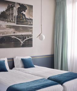列日Amosa Liège City Centre Hotel的一间卧室设有两张床和大窗户