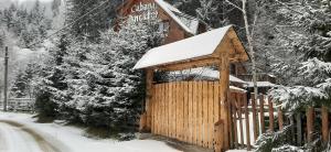 鲁克尔卡巴那安库特伊旅馆的雪中带门的小木屋