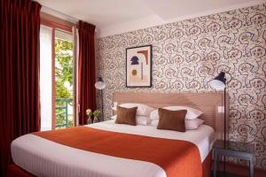 巴黎Hotel Relais Bosquet by Malone的一间卧室设有一张大床和一个窗户。