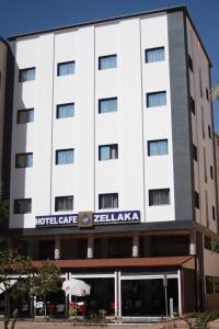 胡里卜盖ZELLAKA hôtel & café的酒店大楼设有酒店门