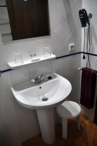 卢耶哥索摩查Hotel Rural Molino del Arriero的浴室设有白色水槽和镜子