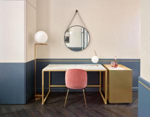 列日Amosa Liège City Centre Hotel的一张带粉红色椅子和镜子的桌子