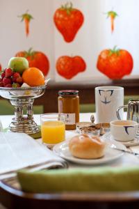维也纳施瓦尔贝酒店的一张桌子上放着一盘食物和水果