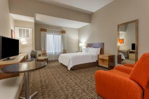法戈Candlewood Suites Fargo South-Medical Center, an IHG Hotel的配有一张床和一台平面电视的酒店客房
