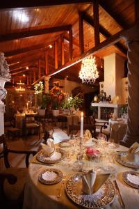 科塔卡奇幻影花园酒店及Spa的用餐室配有带盘子和玻璃杯的桌子
