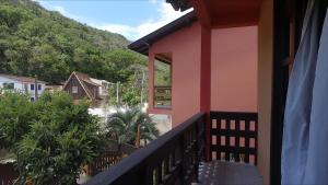 皮涅拉Residencial do Cadinho的山房后方的阳台