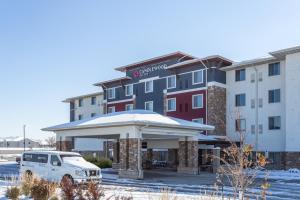 法戈Candlewood Suites Fargo South-Medical Center, an IHG Hotel的停在酒店前的一辆白色货车