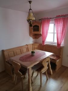 FehringS´ Kellerstoeckl的厨房配有桌椅和窗户。