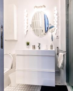 蓬塔德尔加达Casa Vista Marina的白色的浴室设有水槽和镜子