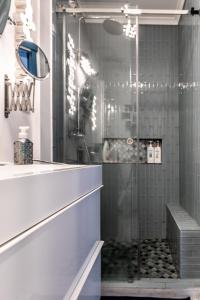 蓬塔德尔加达Casa Vista Marina的浴室里设有玻璃门淋浴