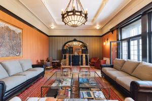瓦尔帕莱索Casablu Hotel的带沙发和吊灯的客厅