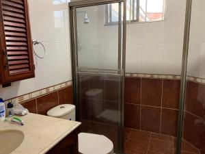 卡利Casa Castillo Cali的带淋浴、卫生间和盥洗盆的浴室