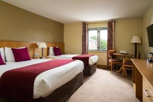 恩尼斯基林贝尔蒙酒店的酒店客房配有两张床和一张书桌