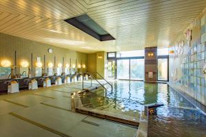 仙台仙台秋保温泉 兰亭日式旅馆的游泳池,位于带游泳池的建筑内