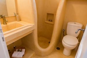 考弗尼西亚Arpistis apartments koufonisia的浴室配有卫生间、淋浴和盥洗盆。