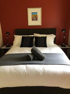 福尔斯克里克阿汤加高山旅馆及公寓山林小屋的卧室配有一张带两个枕头的大白色床