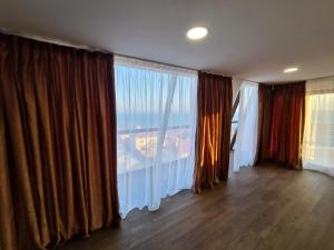 圣弗拉斯Sea View Hills的客房设有带窗帘的大窗户。