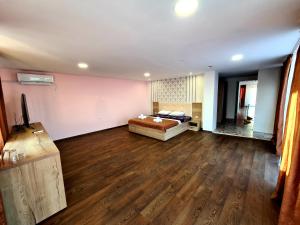 圣弗拉斯Sea View Hills的铺有木地板的客房内设有一间卧室和一张床。