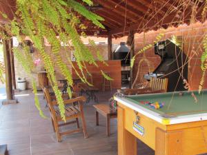 奥林匹亚Pousada Quinta Das Aroeiras的藤蔓庭院内的台球桌