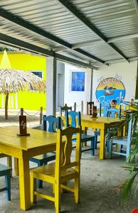 普拉亚布兰卡NICO'S BEACH PANAMA的一间带桌椅和壁画的餐厅