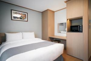 The N Resort Hotel&Spa YangYang客房内的一张或多张床位