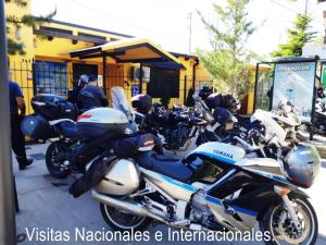 马拉圭Apart El Nevado Malargüe的停在停车场的一排摩托车