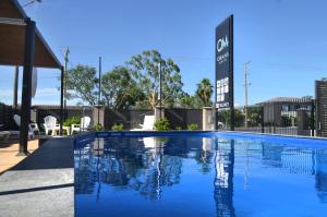达博奥拉娜汽车旅馆的大楼前的蓝色海水游泳池
