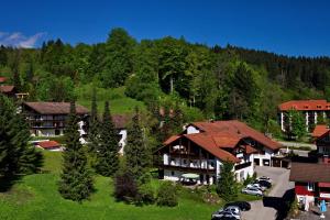 上施陶芬DIANA Naturpark Hotel - mit Oberstaufen Plus Golf的享有度假村空中景色,设有停车场