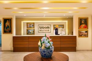 阿姆利则Bloom Boutique l Ranjit Avenue的坐在桌子上的花瓶